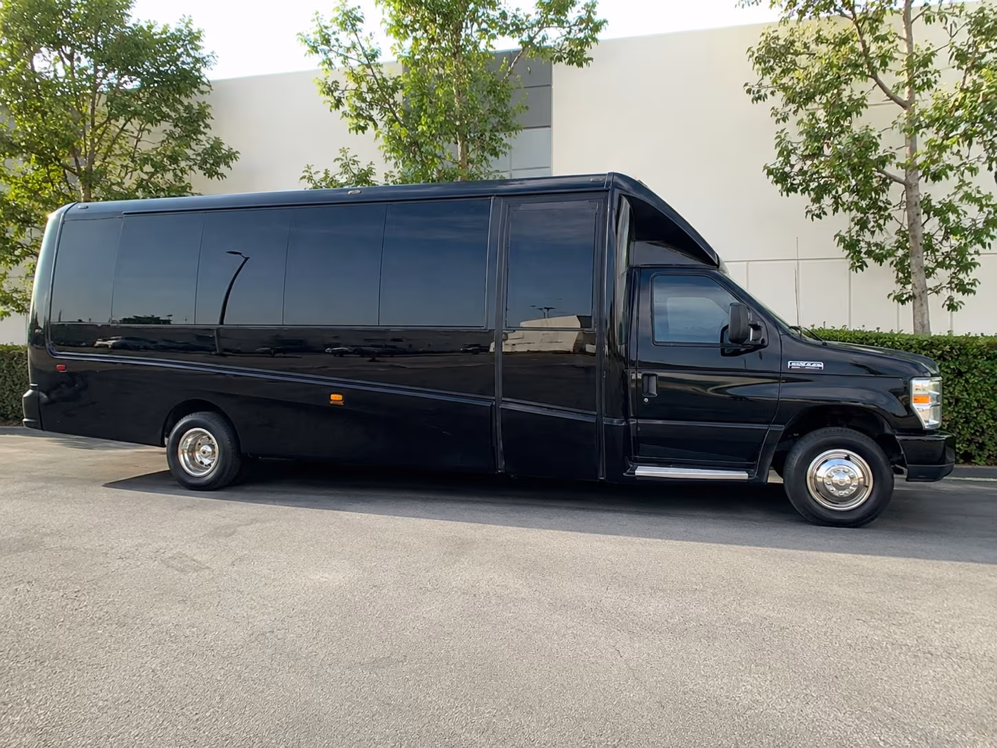 corporate airport transfer buses between lakewood and dia